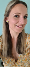 Load image into Gallery viewer, Daisy Flower Stud Earrings