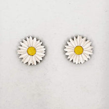 Load image into Gallery viewer, Daisy Flower Stud Earrings