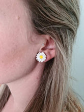 Load image into Gallery viewer, Daisy Flower Stud Earrings