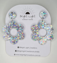 Load image into Gallery viewer, Retro Flower Dangle Earring
