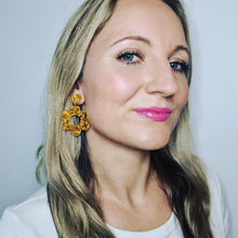 Load image into Gallery viewer, Retro Flower Dangle Earring
