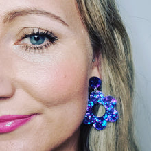 Load image into Gallery viewer, Retro Flower Dangle Earring

