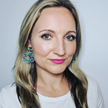 Load image into Gallery viewer, Retro Flower Dangle Earring
