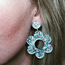 Load image into Gallery viewer, Retro Flower Dangle Earring
